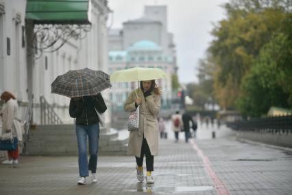 Екатеринбург. Девушки с зонтами во время дождя