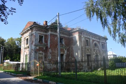 Московская область. Алабино. Вид на развалившийся храм Петра Митрополита Московского.