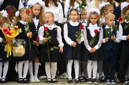 Москва. Первое сентября. Первоклассники на торжественной линейке у школы.