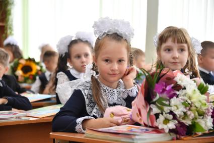 Москва. Первое сентября. Первоклассники на уроке после торжественной линейке в школе.