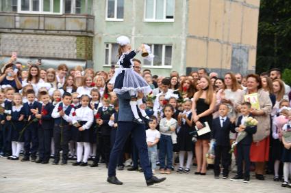 Москва. Первое сентября. Первый звонок на торжественной линейке у школы.