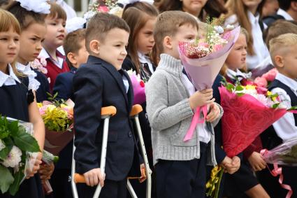 Москва. Первое сентября. Первоклассники на торжественной линейке у школы.