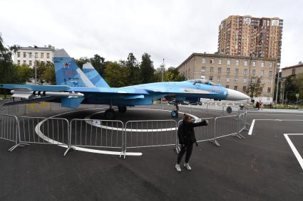 Москва. Самолет СУ-27СМ у здания ДК МАИ.