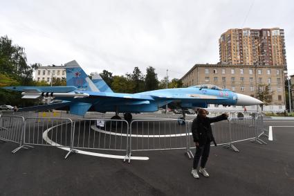 Москва. Самолет СУ-27СМ у здания ДК МАИ.