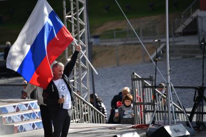 Москва.  Певец Олег Газманов во время церемонии чествования команды Паралимпийского комитета России по итогам участия в XVI Паралимпийских летних играх в Токио.