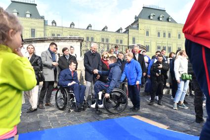 Москва. Министр спорта РФ Олег Матыцин ( в центре) во время церемонии чествования команды Паралимпийского комитета России по итогам участия в XVI Паралимпийских летних играх в Токио.