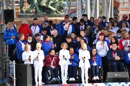 Москва. Министр спорта РФ Олег Матыцин ( в центре) во время церемонии чествования команды Паралимпийского комитета России по итогам участия в XVI Паралимпийских летних играх в Токио.