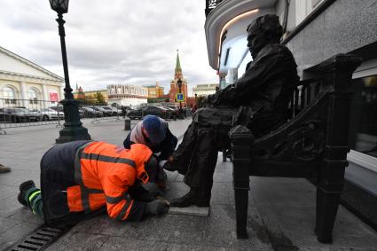 Москва. Церемония открытия памятника, посвященного 200-летию со дня рождения писателя Федора Достоевского, на улице Воздвиженка.