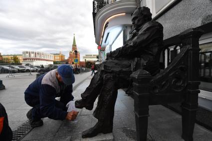 Москва. Церемония открытия памятника, посвященного 200-летию со дня рождения писателя Федора Достоевского, на улице Воздвиженка.