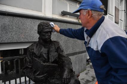 Москва. Церемония открытия памятника, посвященного 200-летию со дня рождения писателя Федора Достоевского, на улице Воздвиженка.