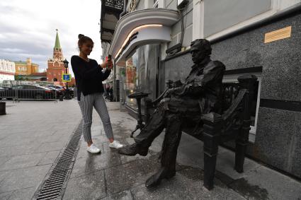 Москва. Церемония открытия памятника, посвященного 200-летию со дня рождения писателя Федора Достоевского, на улице Воздвиженка.