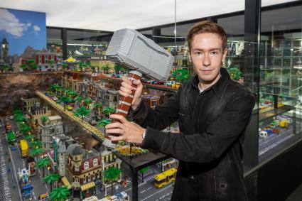 Москва. Основатель музея лего Brick Star в `Неглинной галерее` Даниил Соколов.