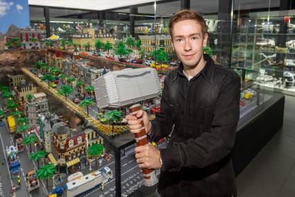 Москва. Основатель музея лего Brick Star в `Неглинной галерее` Даниил Соколов.