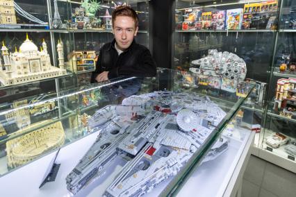 Москва. Основатель музея лего Brick Star в `Неглинной галерее` Даниил Соколов.