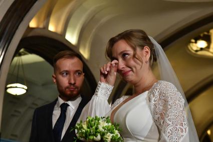 Москва. Молодожены на станции метро Маяковская.