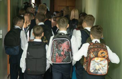 Пермь. Первое сентября. Ученики идут на занятия в школе.