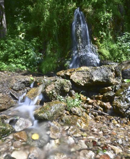 Калужская область. Водопад `Радужный` на реке Нара.