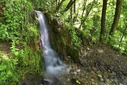 Калужская область. Водопад `Радужный` на реке Нара.