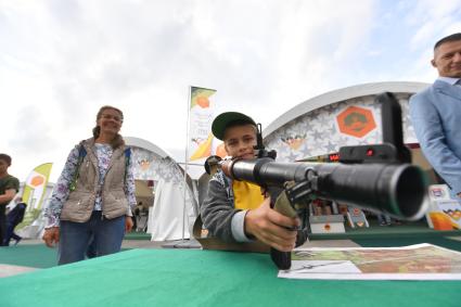 Московская область. Посетители в военно-патриотическом парке `Патриот` во время закрытия Международного военно-технического форума `Армия-2021`.