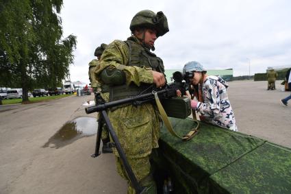 Московская область.  Посетители  в военно-патриотическом парке `Патриот` во время закрытия Международного военно-технического форума `Армия-2021`.