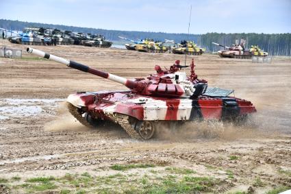 Московская область. Танк Т-72Б3   во время индивидуальной гонки в соревнованиях танковых экипажей на международном конкурсе  Танковый биатлон-2021  на полигоне  Алабино  в Подмосковье в рамках VII Армейских международных игр АрМИ-2021  и VII Международного военно-технического форума`Армия-2021`.