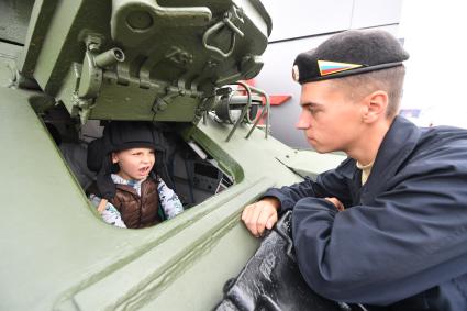 Московская область. Посетители на выставке вооружения   в военно-патриотическом парке `Патриот` во время закрытия Международного военно-технического форума `Армия-2021`.