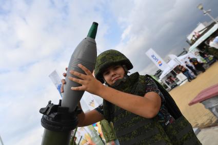 Московская область.  Посетители  в военно-патриотическом парке `Патриот` во время закрытия Международного военно-технического форума `Армия-2021`.