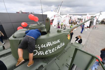 Московская область. Посетители на выставке вооружения   в военно-патриотическом парке `Патриот` во время закрытия Международного военно-технического форума `Армия-2021`.