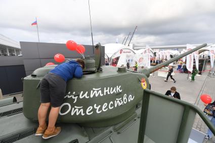 Московская область. Посетители на выставке вооружения в военно-патриотическом парке `Патриот` во время закрытия Международного военно-технического форума `Армия-2021`.