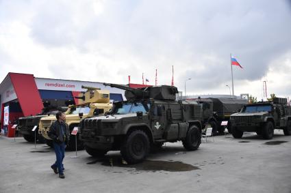 Московская область. Посетители на выставке   в военно-патриотическом парке `Патриот` во время закрытия Международного военно-технического форума `Армия-2021`.