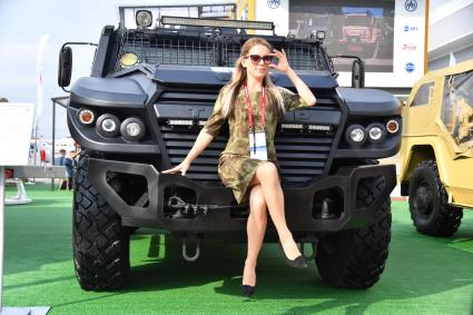 Московская область. Девушка фотографируется в военно-патриотическом парке `Патриот` во время закрытия Международного военно-технического форума `Армия-2021`.