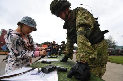 Московская область.  Посетители  в военно-патриотическом парке `Патриот` во время закрытия Международного военно-технического форума `Армия-2021`.