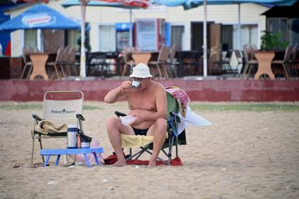 Владивосток. Отдыхающие на пляже.