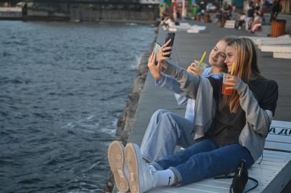 Владивосток. Отдыхающие на пляже.