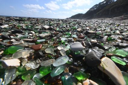 Владивосток.  Пляж с отшлифованными морем осколками стекла .