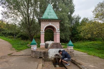 Москва.  Родник с часовней на экологической тропе   `У истоков рек`на территории ландшафтного заказника  Теплый Стан.