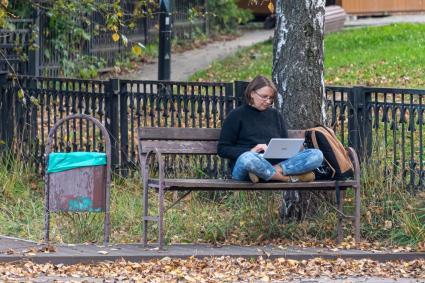 Москва.  Женщина на скамейке на территории ландшафтного заказника  Теплый Стан.