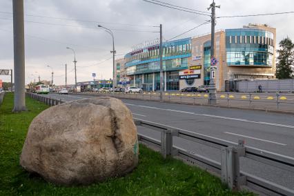 Москва.  Камень, установленный  на высоте 250 м над уровнем моря - самым высоким местом Москвы