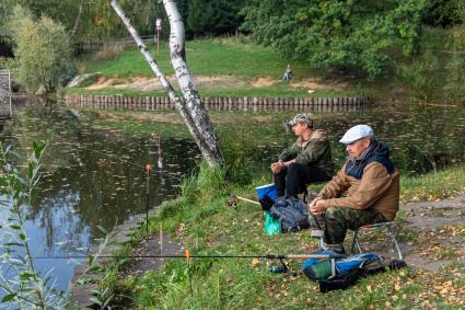 Москва. Рыбаки на берегу реки  Очаковки на территории ландшафтного заказника  Теплый Стан.