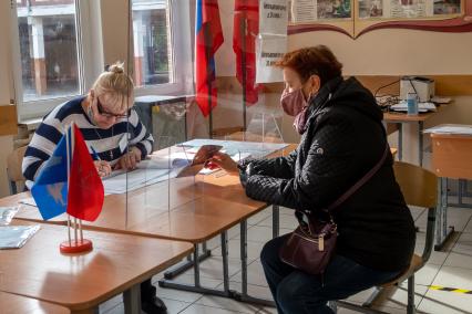 Санкт-Петербург. Голосование на выборах депутатов Государственной Думы. Избирательный участок.