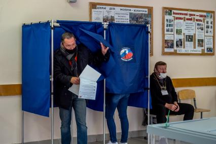 Санкт-Петербург. Голосование на выборах депутатов Государственной Думы. Избирательный участок.