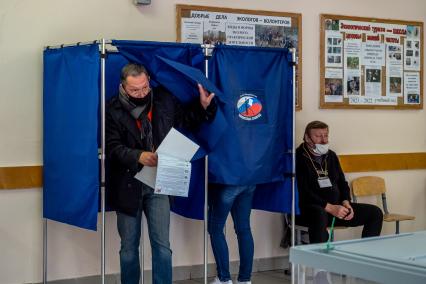 Санкт-Петербург. Голосование на выборах депутатов Государственной Думы. Избирательный участок.