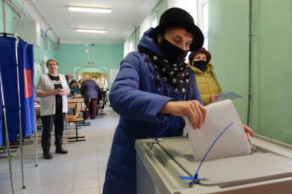 Санкт-Петербург. Голосование на выборах депутатов Государственной Думы. Избирательный участок.