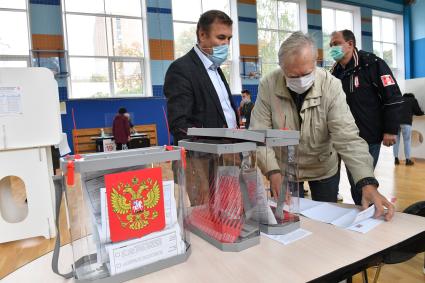 Москва. Голосование на выборах депутатов Государственной Думы РФ на избирательном участке #142 в Доме творчества на Миуссах.