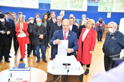 Москва. Председатель ЦК КПРФ, руководитель фракции КПРФ в Госдуме Геннадий Зюганов (в центере) во время голосования на выборах депутатов Государственной Думы РФ на избирательном участке #142 в Доме творчества на Миуссах.