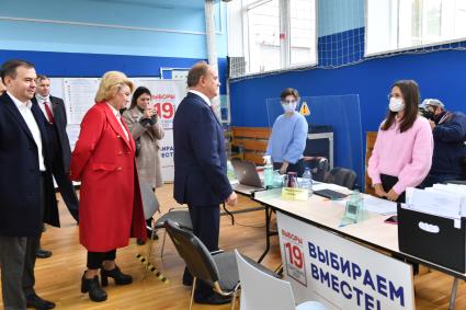 Москва. Председатель ЦК КПРФ, руководитель фракции КПРФ в Госдуме Геннадий Зюганов (в центере) и руководитель аппарата фракции КПРФ Нина Останина (вторая слева) во время голосования на выборах депутатов Государственной Думы РФ на избирательном участке #142 в Доме творчества на Миуссах.