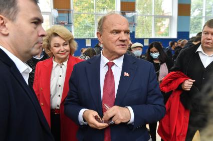 Москва. Председатель ЦК КПРФ, руководитель фракции КПРФ в Госдуме Геннадий Зюганов (в центре) и руководитель аппарата фракции КПРФ Нина Останина во время голосования на выборах депутатов Государственной Думы РФ на избирательном участке #142 в Доме творчества на Миуссах.