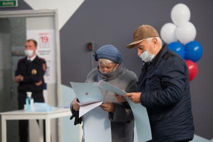 Санкт-Петербург. Голосование на выборах депутатов Государственной Думы РФ на избирательном участке.