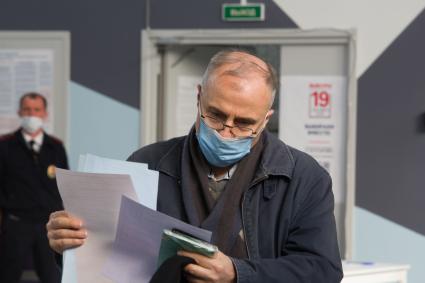 Санкт-Петербург. Голосование на выборах депутатов Государственной Думы РФ на избирательном участке.