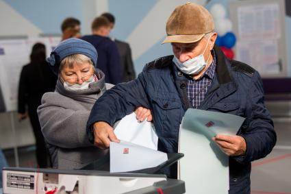 Санкт-Петербург. Голосование на выборах депутатов Государственной Думы РФ на избирательном участке.